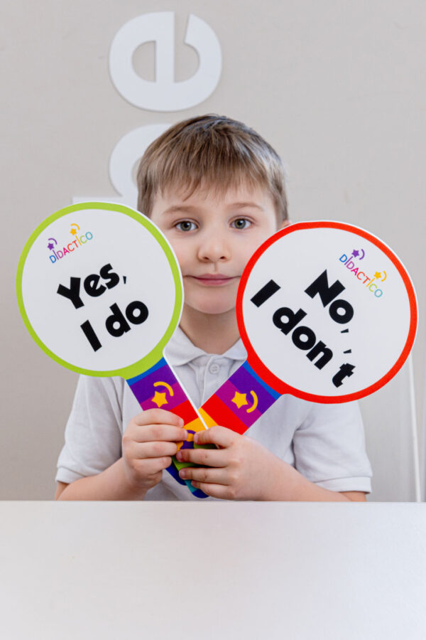 Grafika przedstawiająca wykorzystanie lizaków edukacyjnych podczas nauki języka angielskiego - Yes / Not