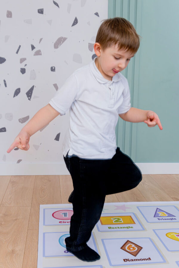 Mata edukacyjna KSZTAŁTY - SHAPES